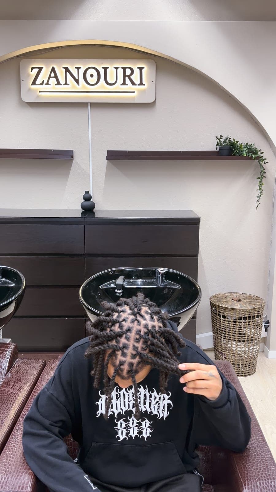 Two-Strand Starter Twists auf Rasterscheiteln, im Salon unter dem Schild