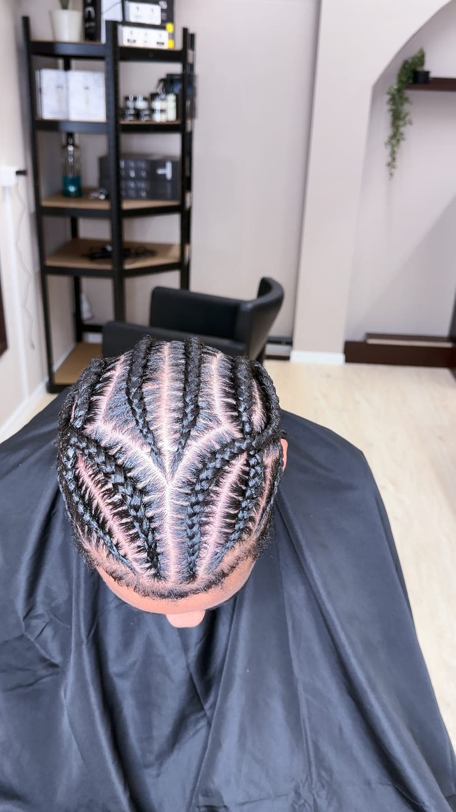 Stitch Cornrows im Fischgrätmuster, von oben