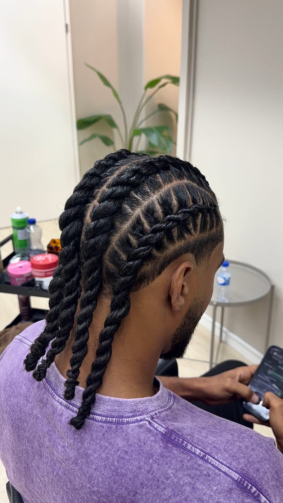 Flat Twists, die in lange Rope Twists übergehen, von hinten